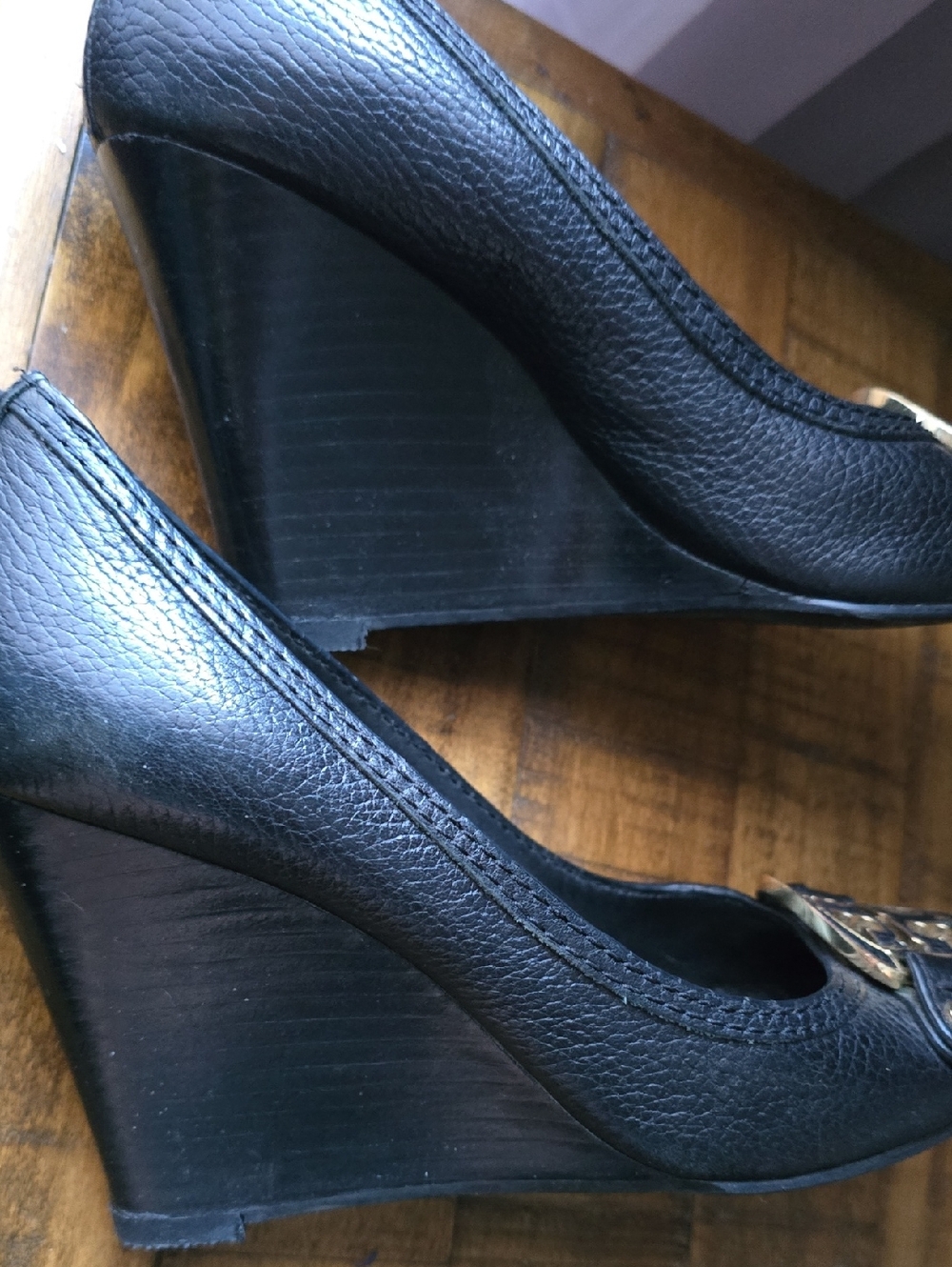 Tory Burch Black Leather Peep-Toe Pumps with Gold Medallion Size 7 - Picture 5 of 6